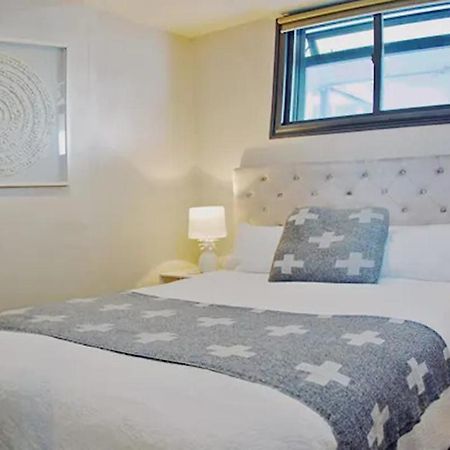 City Fringe Apartment With Sky Tower And City Views โอ๊คแลนด์ ภายนอก รูปภาพ