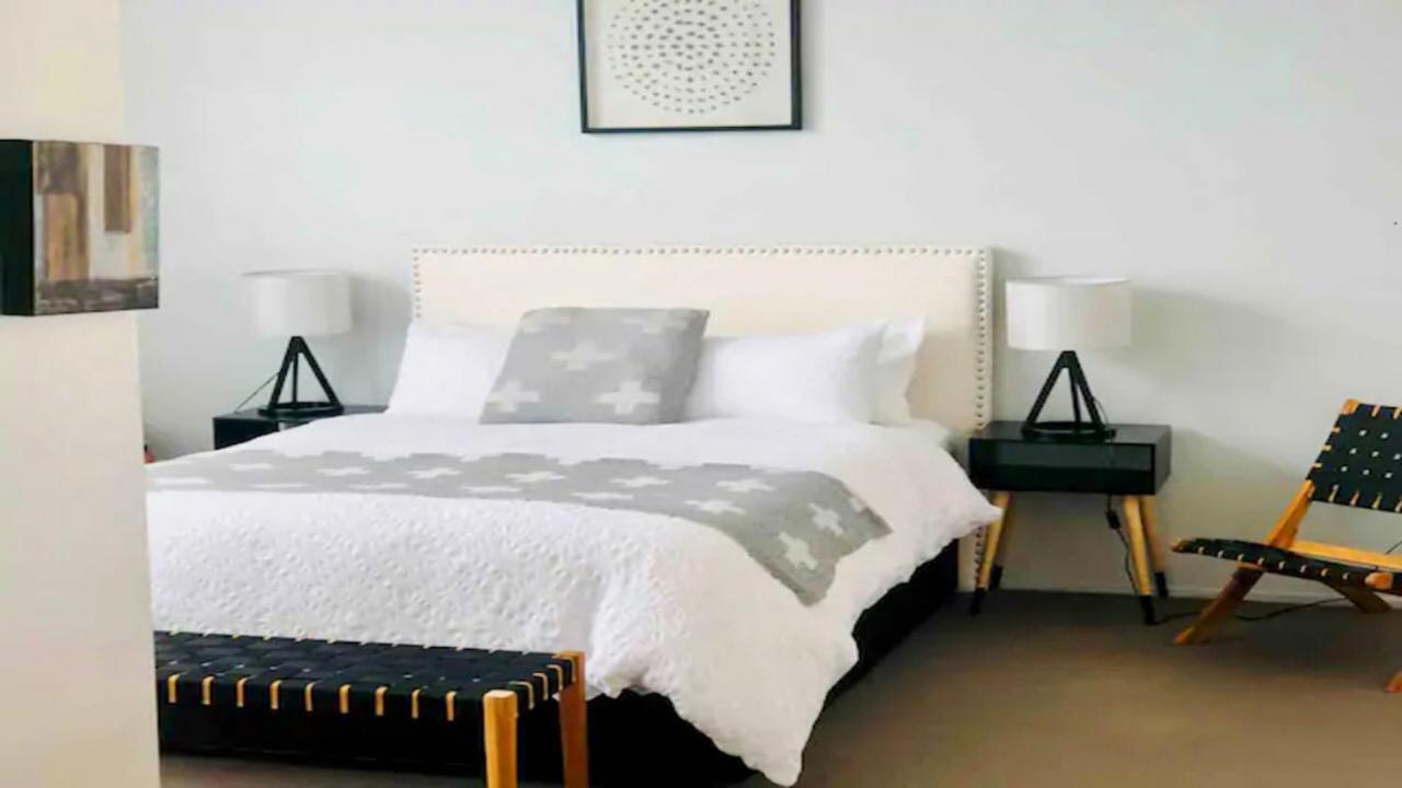 City Fringe Apartment With Sky Tower And City Views โอ๊คแลนด์ ภายนอก รูปภาพ